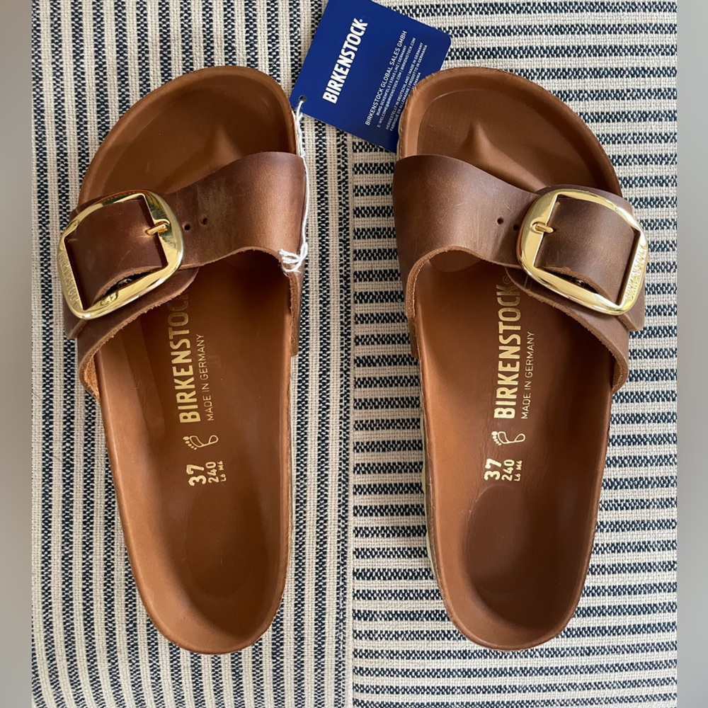 They don’t fit me:( brand new ) Madrid big buckle size 37)cognac